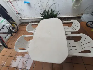 Tavolo da giardino con 4 sedie in plastica