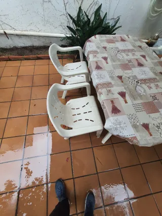 Tavolo da giardino con 4 sedie in plastica