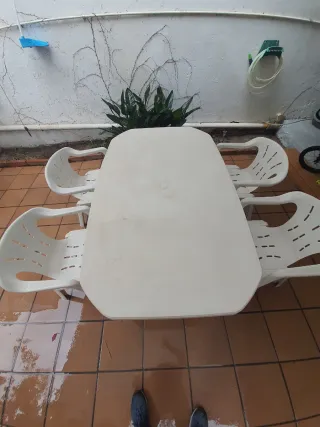 Tavolo da giardino con 4 sedie in plastica