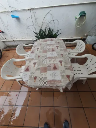 Tavolo da giardino con 4 sedie in plastica
