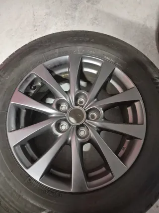 Llanta Mazda 16 con neumático