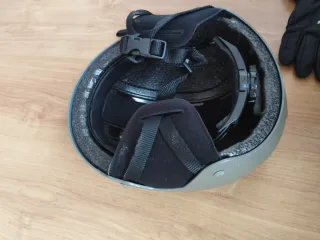 Casco, guantes y máscara de esquí