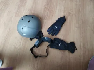 Casco, guantes y máscara de esquí