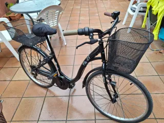 Bicicleta de paseo negra con cesta