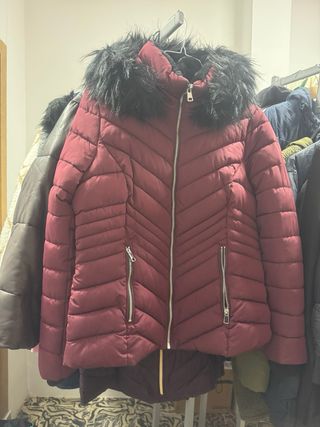 Chaqueta azul con capucha y pelo