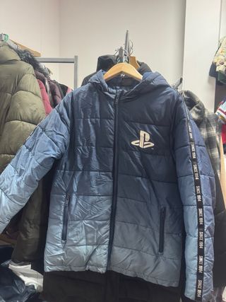 Chaqueta azul con capucha y pelo