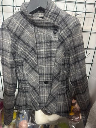 Chaqueta azul con capucha y pelo