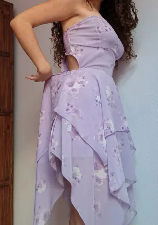 Vestido lila con flores blancas