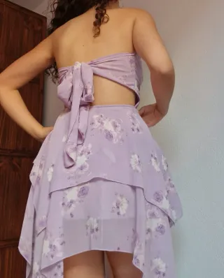 Vestido lila con flores blancas