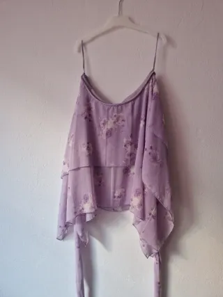 Vestido lila con flores blancas