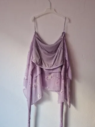 Vestido lila con flores blancas