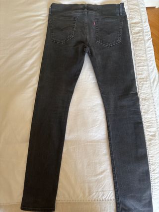 Levi's 519 Negros Talla 33-32 (Da menos talla)