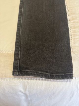 Levi's 519 Negros Talla 33-32 (Da menos talla)