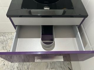 Mueble de lavabo + lavabo + grifo + espejo.