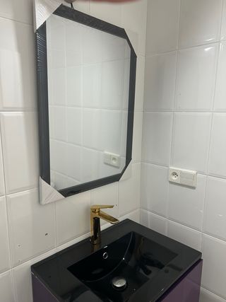 Mueble de lavabo + lavabo + grifo + espejo.