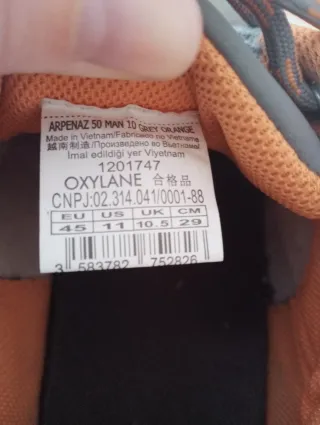 Botas de montaña grises y naranjas