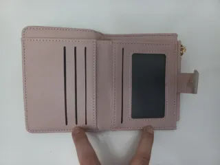 Monedero rosa con charm de trébol