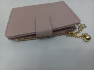 Monedero rosa con charm de trébol