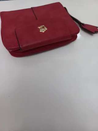 Monedero rojo con detalle floral