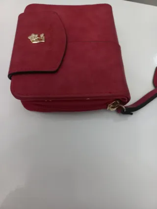 Monedero rojo con detalle floral