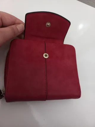 Monedero rojo con detalle floral