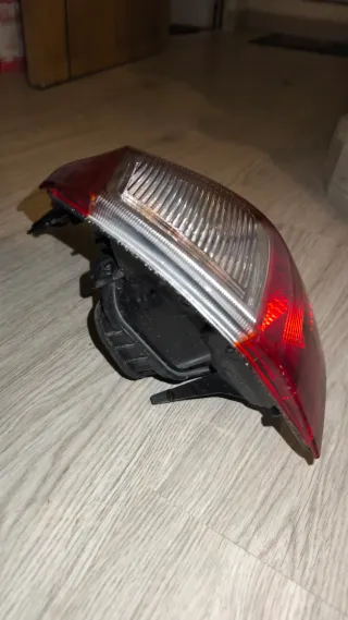 Piloto trasero derecho Ford Gran-Cmax 2010