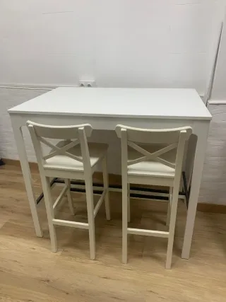 Mesa alta y 2 taburetes blancos