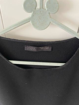 Top Zara Negro y Blanco con Flores Doradas