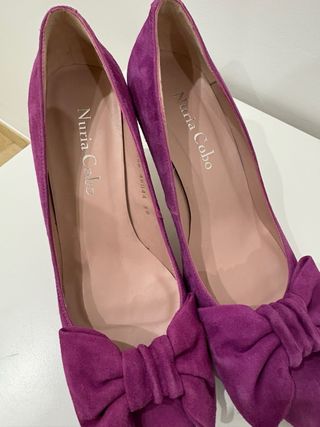 Zapatos Nuria Cobo Morados con Lazo