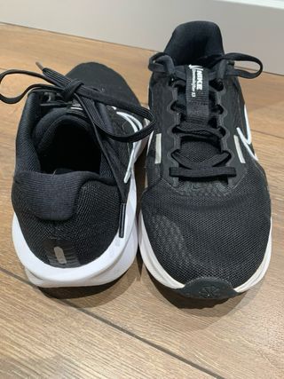 Zapatillas Nike Talla 38 Negras y Blancas