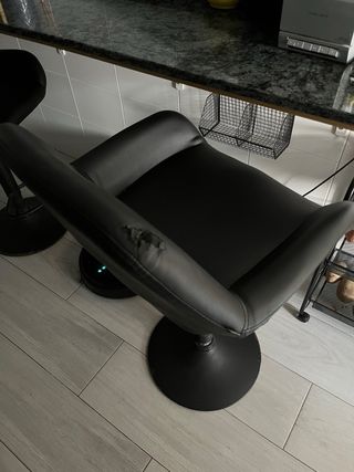 Taburetes negros regulables en altura