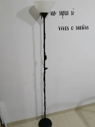 Lámpara de pie negra y blanca