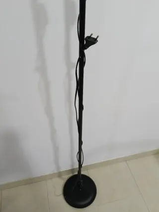 Lámpara de pie negra y blanca