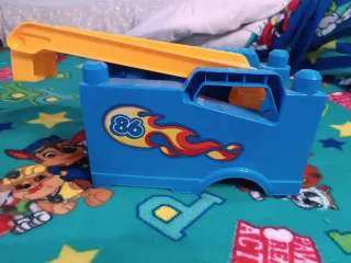 Camión rampa para coches de juguete