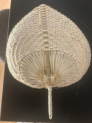 Abanico de bambú tejido a mano