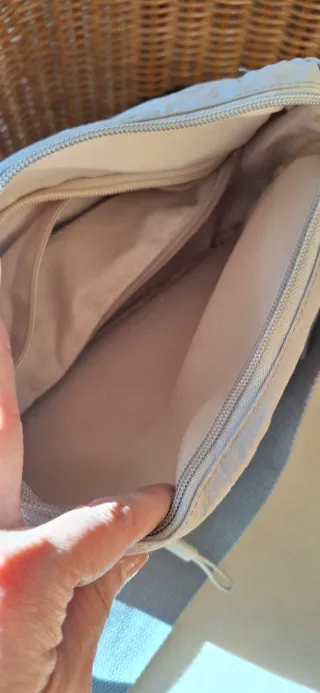 Bolso beige con detalles plateados