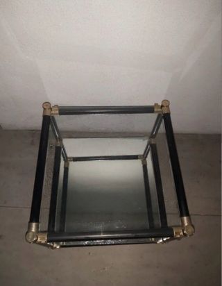 Mesa de centro negra y dorada