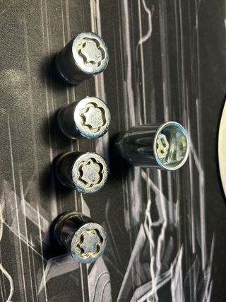 Juego 4 tuercas antirrobo Níquel