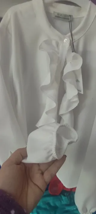 Camicia con volantini e polsino elasticizzato