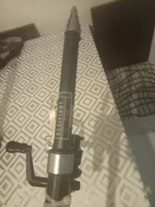 Caña de pescar con carrete y señuelo