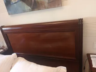 Cabecero de madera marrón en caoba