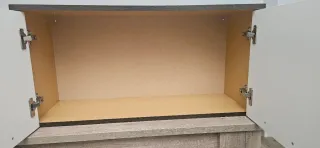 Mueble flotante 2 puertas blanco y marrón.