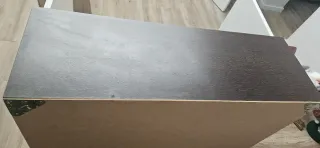 Mueble flotante 2 puertas blanco y marrón.