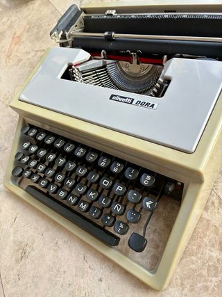 Máquina de escribir Olivetti Dora funcionando.