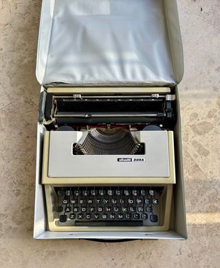 Máquina de escribir Olivetti Dora funcionando.