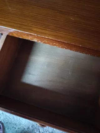 Alacena de madera con puertas de cristal