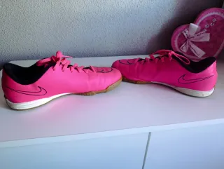 Zapatillas de fútbol sala Nike rosas mercurial.
