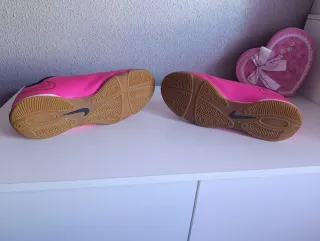 Zapatillas de fútbol sala Nike rosas mercurial.