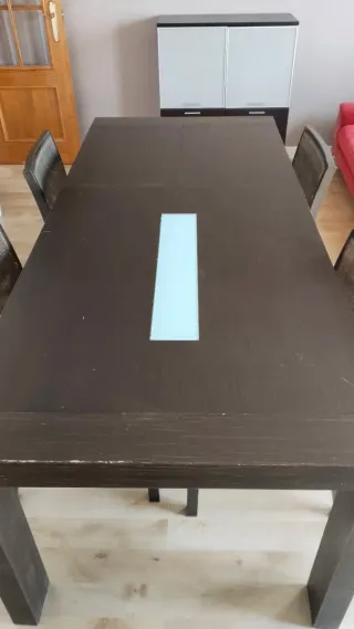 Mesa de madera extensible y 4 sillas