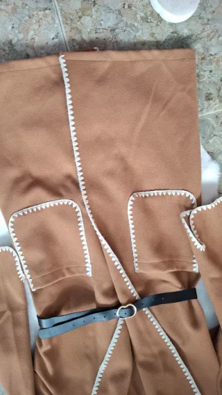 Abrigo marrón con cinturón